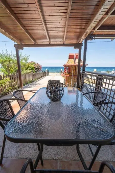 הוילה Waves Beachfront House, Nikiti